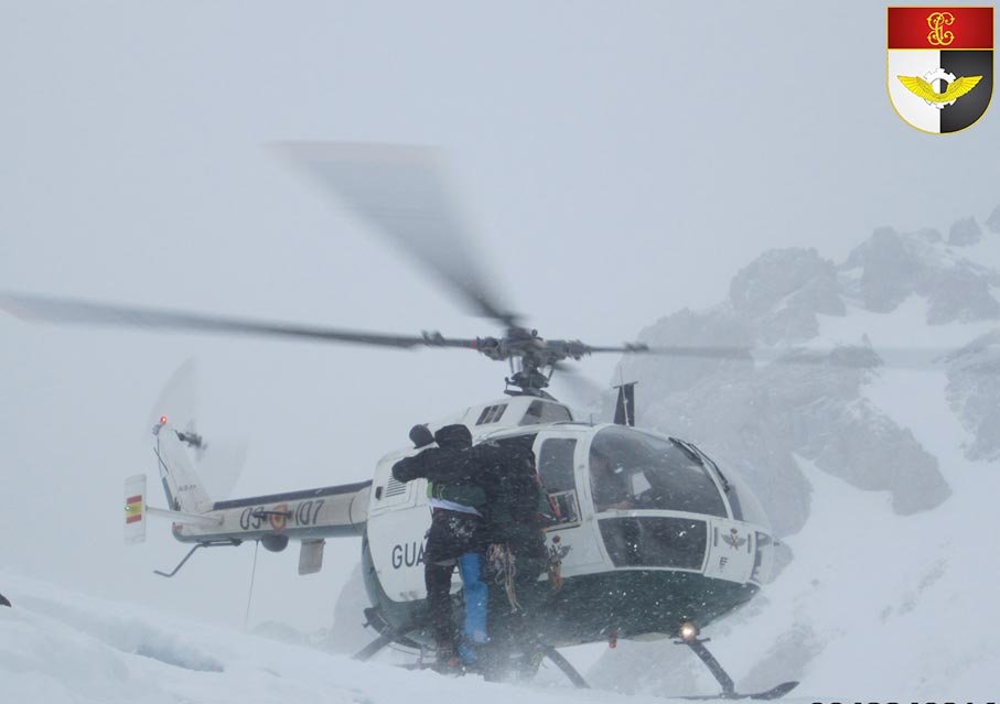 Helicóptero Guardia Civil rescate montaña nieve