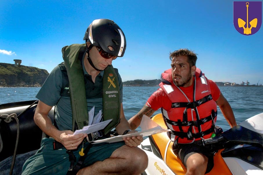 Mecánico marinero de la Guardia Civil realizando inspección en embarcación auxiliar