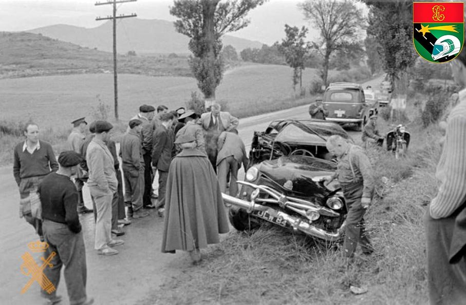 Intervención de la Guardia Civil en accidente de tráfico en los años 50