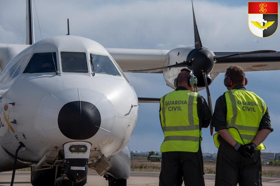 Mecánicos del Servicio Aéreo Guardia Civil realizando revisión técnica de aeronave