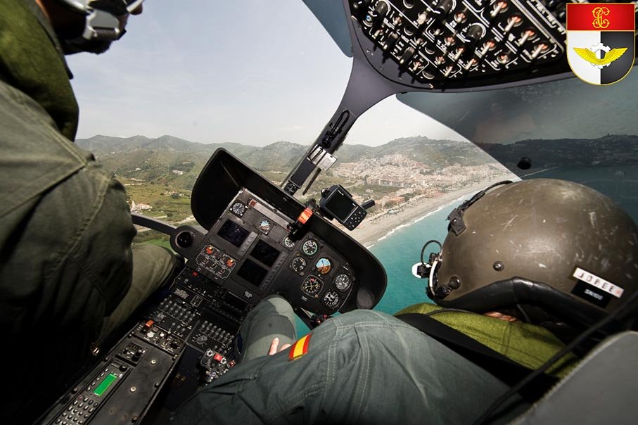 Cabina de helicóptero del Servicio Aéreo Guardia Civil en misión operativa