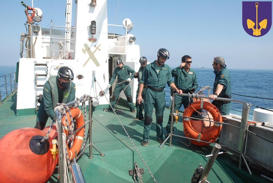 Mecánicos marineros de la Guardia Civil realizando maniobras en cubierta