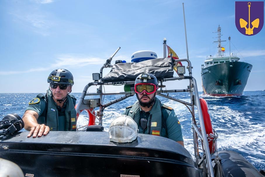 Mecánico marinero de la Guardia Civil en embarcación auxiliar del Servicio Marítimo
