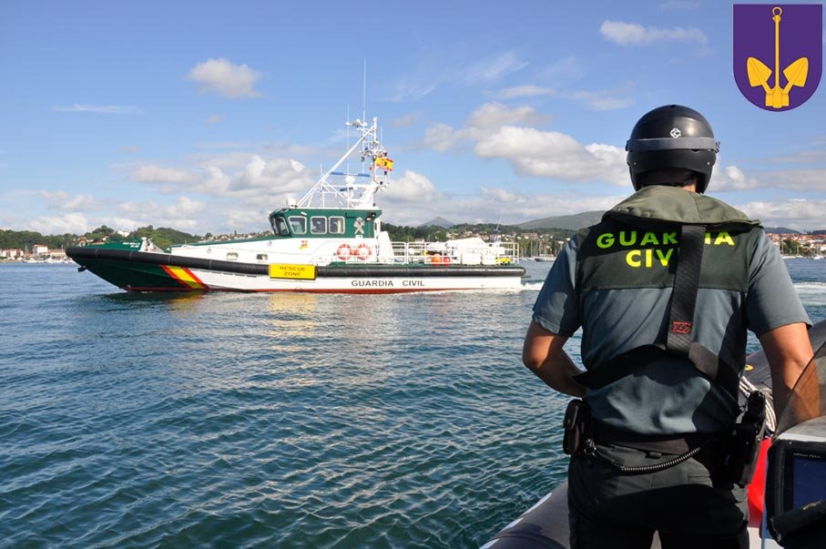 Mecánico marinero supervisando navegación de patrullera Guardia Civil