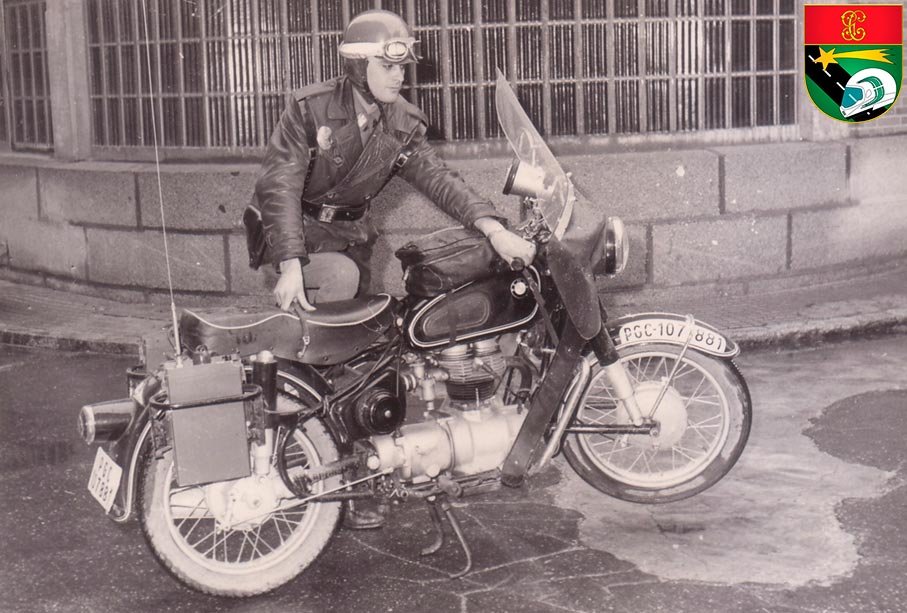 Motorista antiguo de la Guardia Civil con motocicleta equipada para control de tráfico