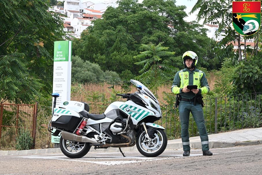 Motorista de la Guardia Civil realizando control de tráfico en vía interurbana