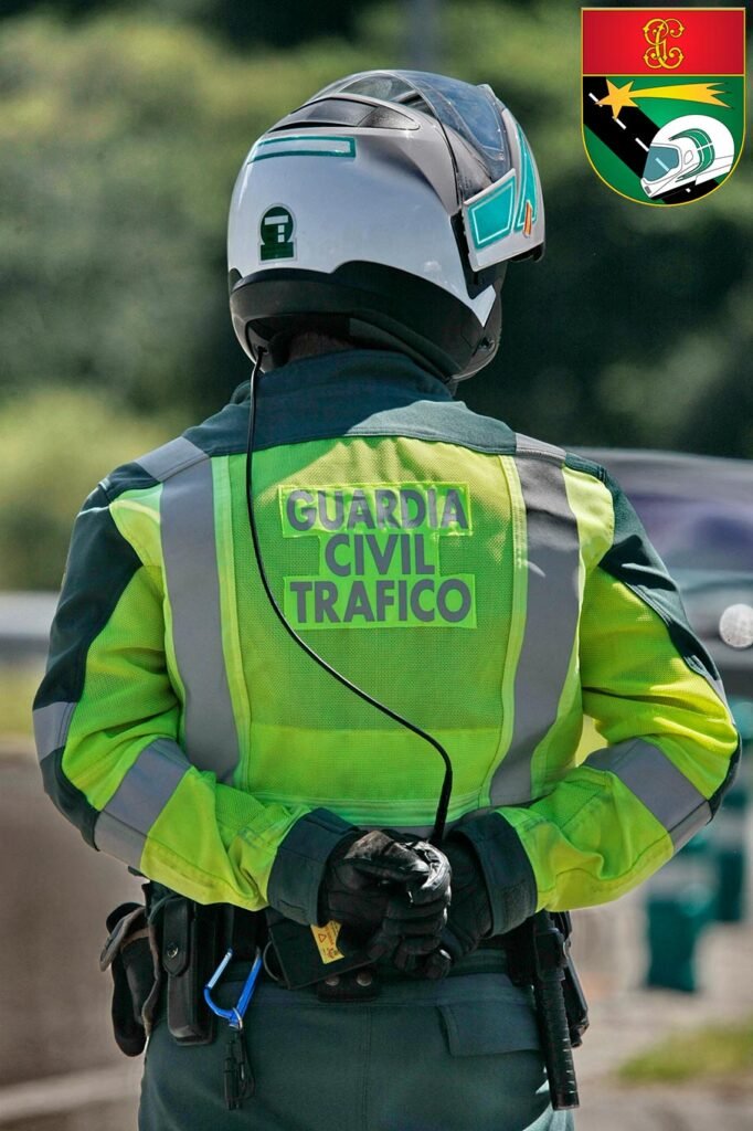 Motorista de la Guardia Civil con uniforme reflectante de Tráfico