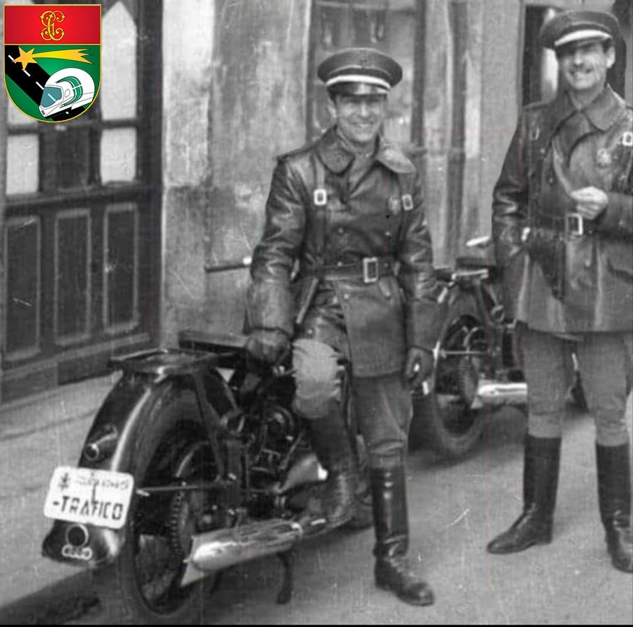 Motoristas de la Guardia Civil en los inicios de la Agrupación de Tráfico junto a motocicleta clásica