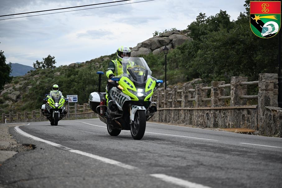 Patrulla de motoristas de la Guardia Civil circulando en carretera