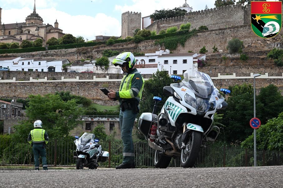 Motoristas de la Guardia Civil realizando vigilancia en entorno urbano
