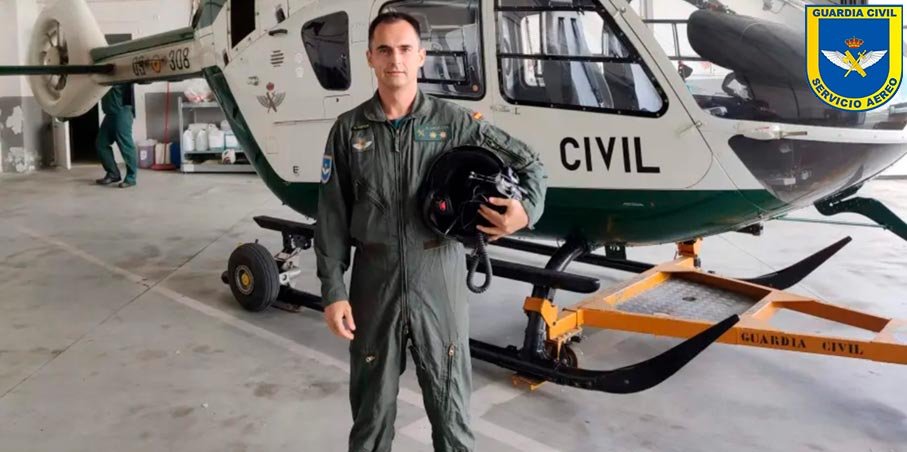 Piloto de helicópteros de la Guardia Civil en hangar junto a aeronave