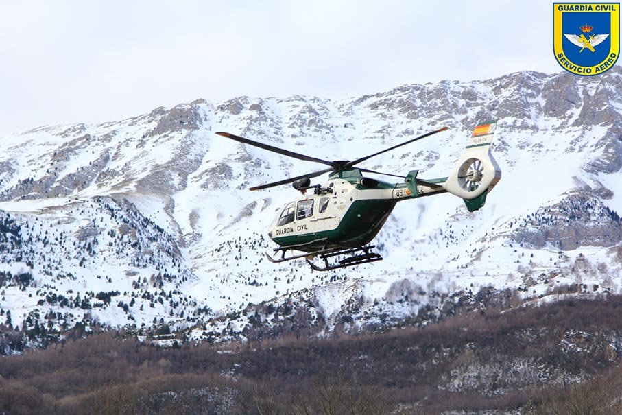 Piloto de helicópteros de la Guardia Civil durante vuelo operativo en zona montañosa