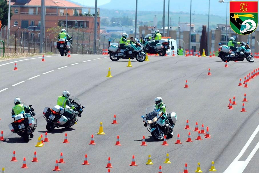 Prácticas de conducción de motoristas de la Guardia Civil en la Escuela de Tráfico de Mérida
