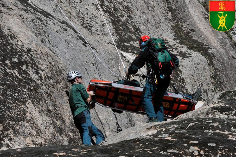 Rescate vertical en pared rocosa realizado por especialistas de montaña