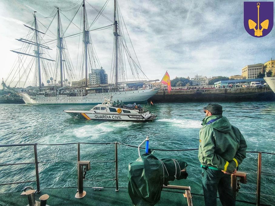 Servicio Marítimo Guardia Civil escoltando buque en puerto