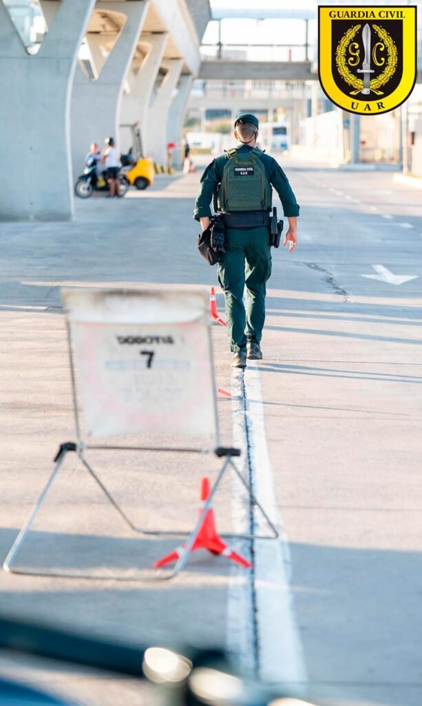 Agente de la UAR de la Guardia Civil realizando control en zona aeroportuaria