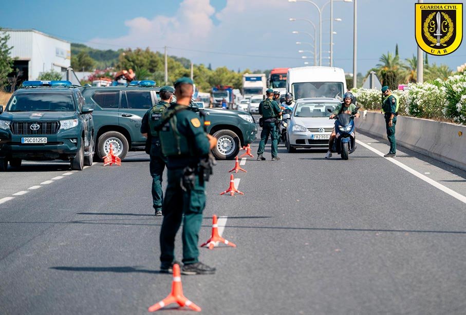 Agentes de la UAR Guardia Civil realizando un control de seguridad en autopista con vehículos oficiales.