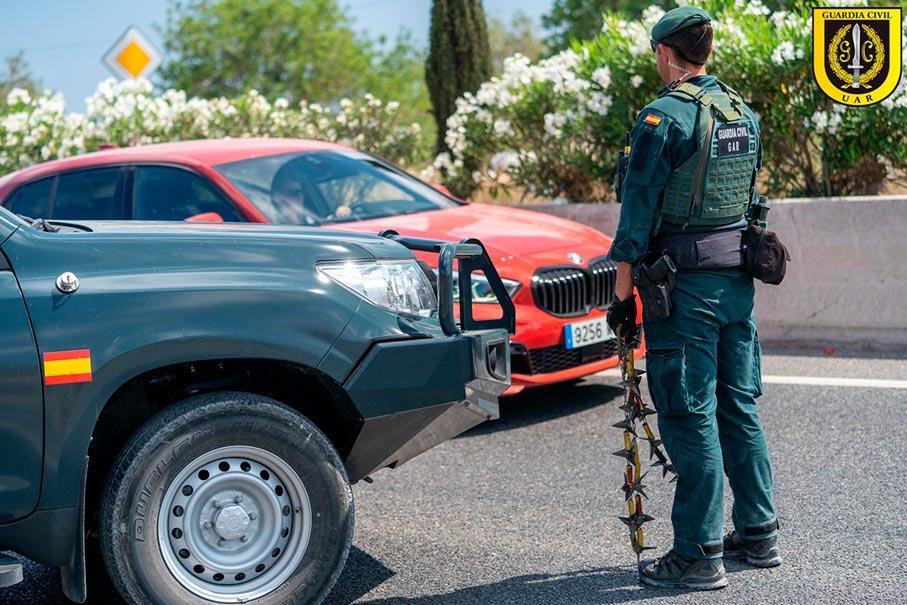 Agente de la UAR realizando control de vehículos en carretera