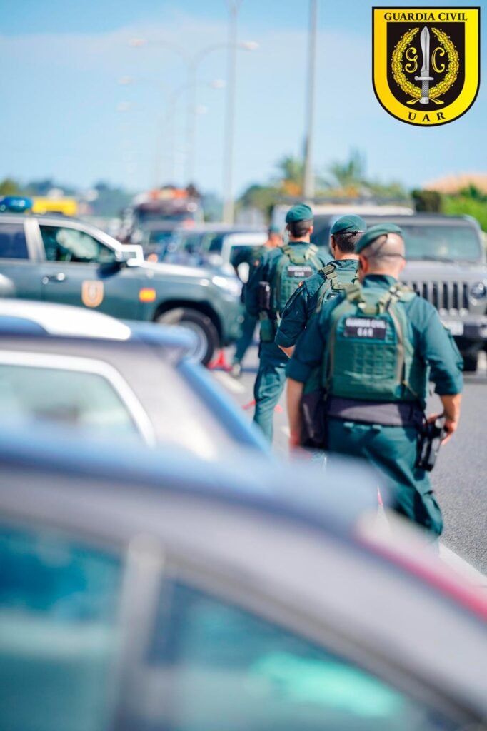 Agentes de la UAR Guardia Civil realizando un control operativo de vehículos en carretera.