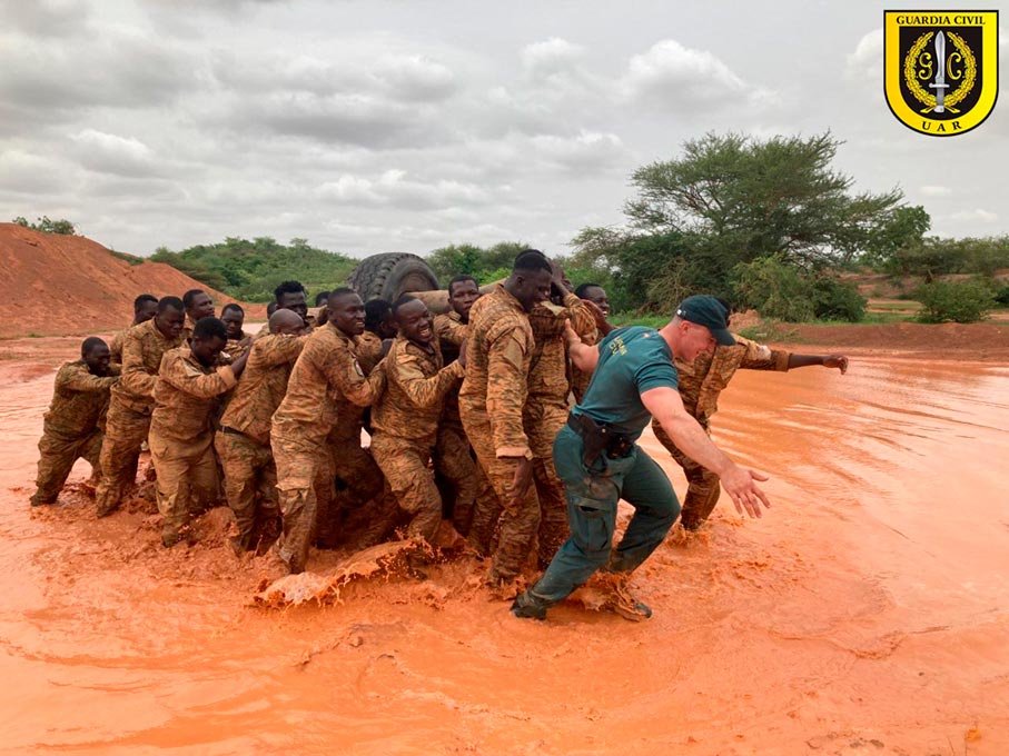 UAR Guardia Civil participando en maniobras internacionales en terreno embarrado.