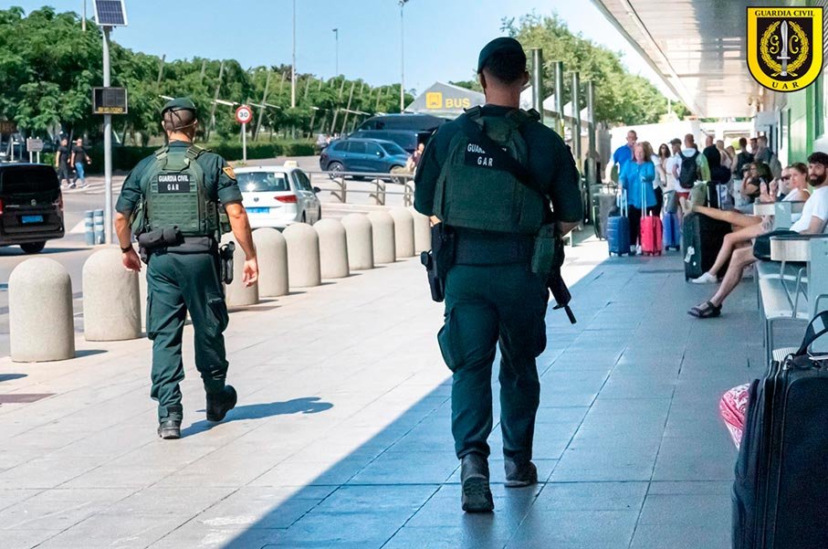 Agentes de la UAR Guardia Civil desplegados en aeropuerto