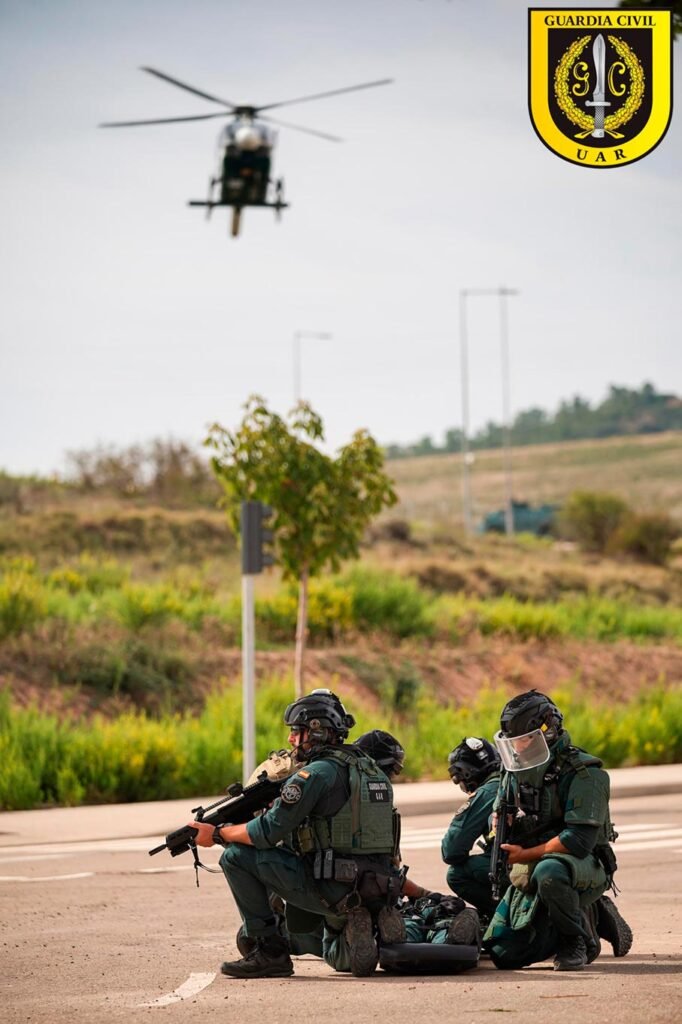 Agentes de la UAR Guardia Civil desplegados en operativo con apoyo aéreo de helicóptero.