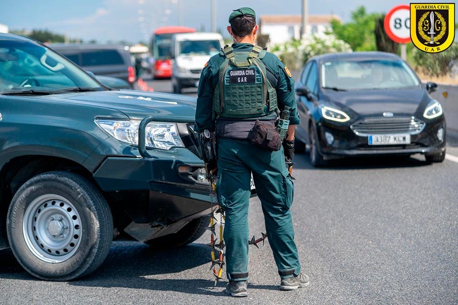 Agente de la UAR Guardia Civil participando en un dispositivo especial de seguridad en carretera.