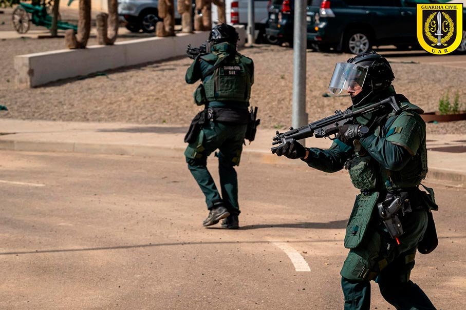Agentes de la UAR Guardia Civil en intervención armada en entorno urbano.