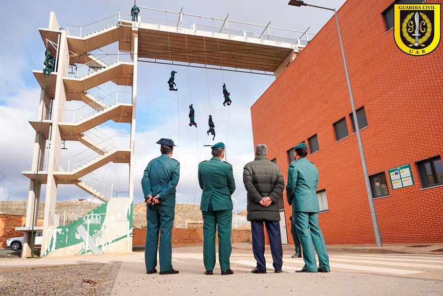 Maniobras de entrenamiento de la UAR Guardia Civil supervisadas por mandos durante ejercicio en torre.