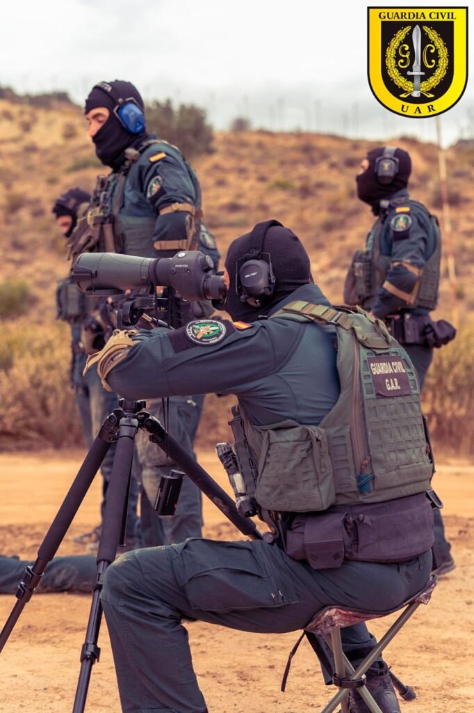 Agente de la UAR realizando observación táctica con telescopio en ejercicio operativo