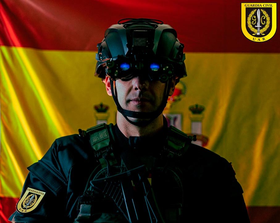 Operador de la UAR Guardia Civil con equipo táctico frente a la bandera de España.
