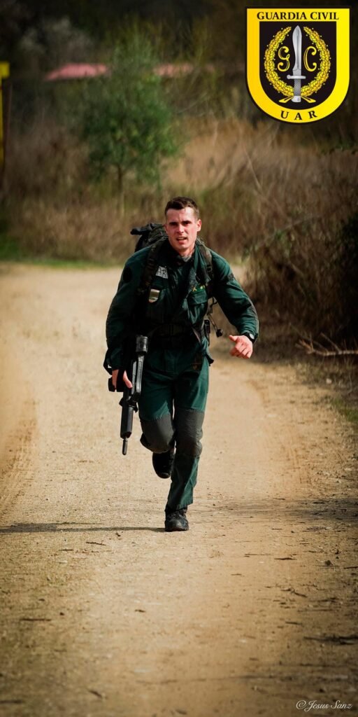 Operador de la UAR Guardia Civil realizando carrera táctica con equipo completo durante entrenamiento.