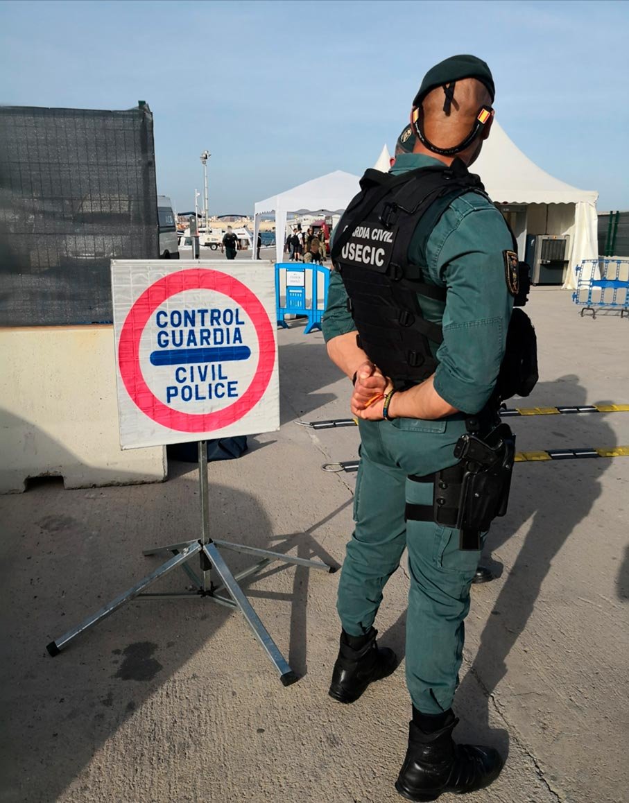 Agente de la USECIC de la Guardia Civil en punto de control