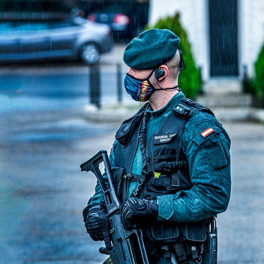 Miembro de la USECIC de la Guardia Civil durante servicio operativo bajo la lluvia