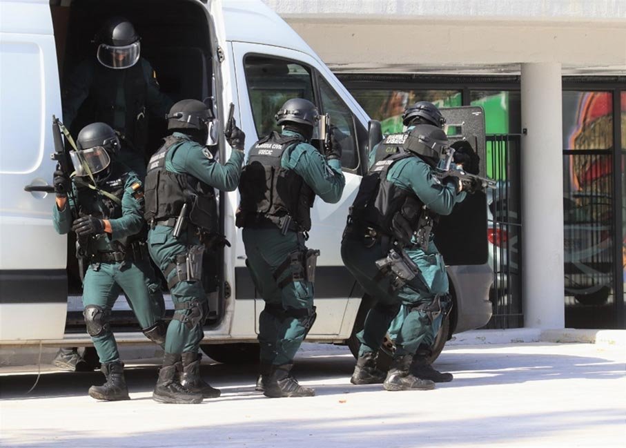 Despliegue táctico de la USECIC desde vehículo oficial