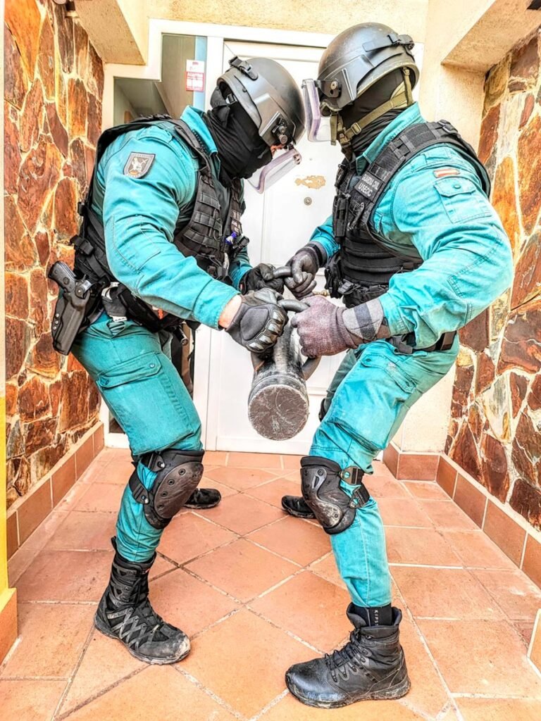 Agentes de la USECIC realizando entrada operativa en inmueble