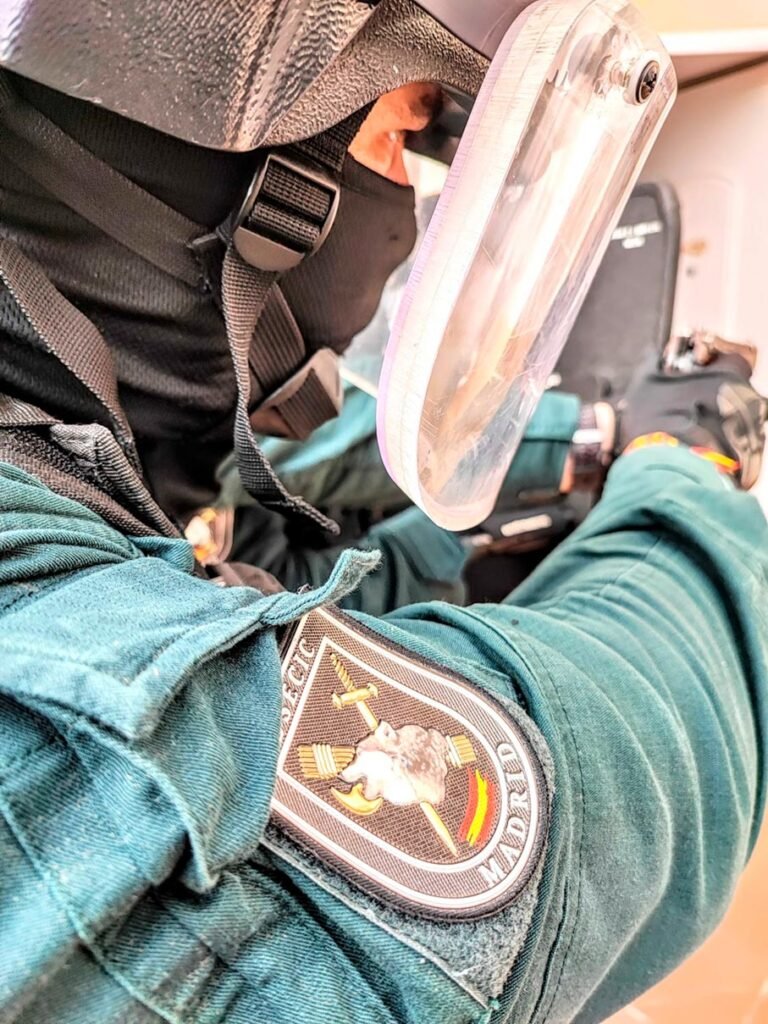 Detalle de uniforme y equipo de intervención de la USECIC de la Guardia Civil