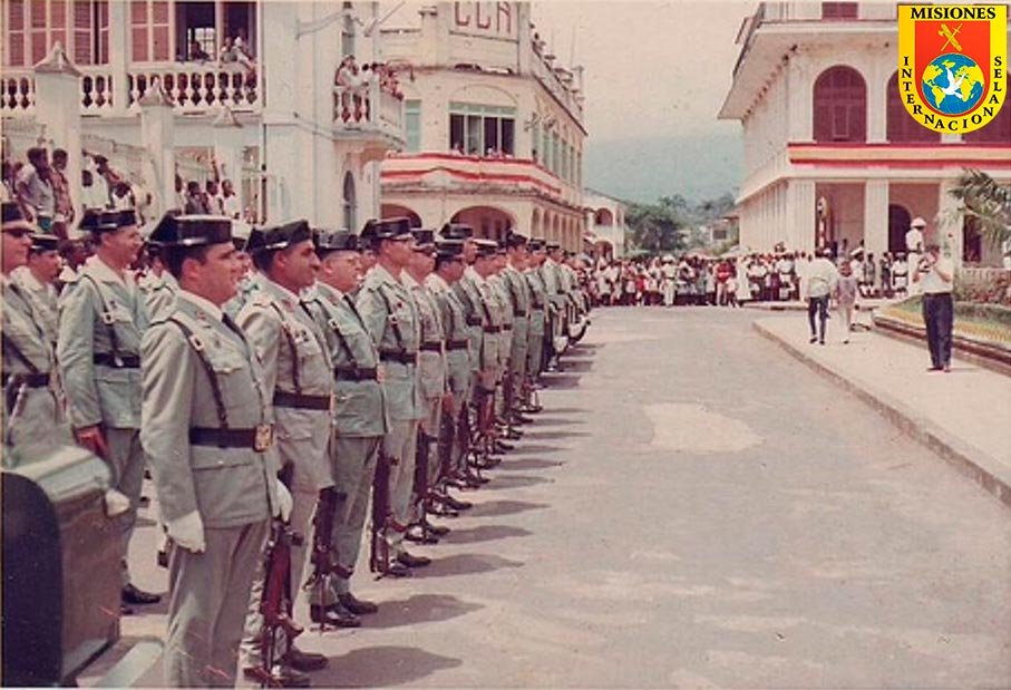 Guardias civiles durante la despedida y evacuación de Guinea Ecuatorial en 1969