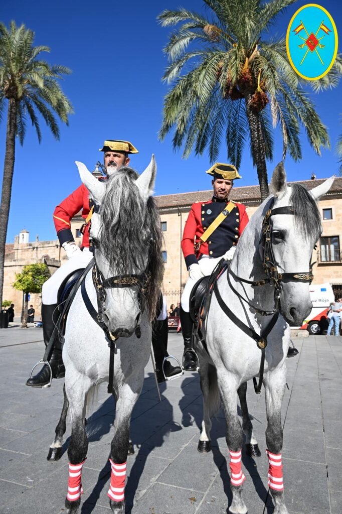 Agentes del Servicio de Caballería de la Guardia Civil en uniforme de gala durante acto institucional