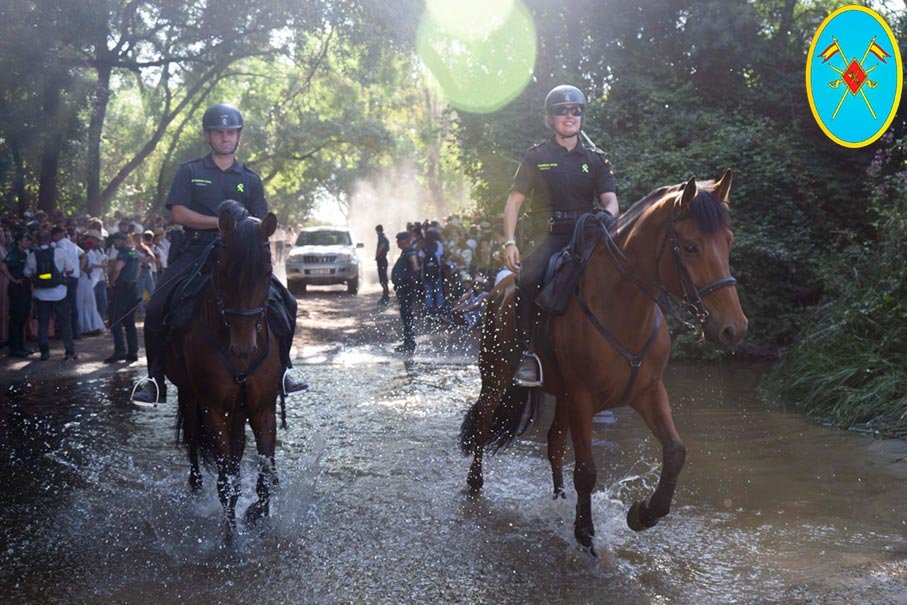 Agentes de la Unidad Ecuestre del Servicio de Caballería de la Guardia Civil realizando labores de seguridad en evento multitudinario
