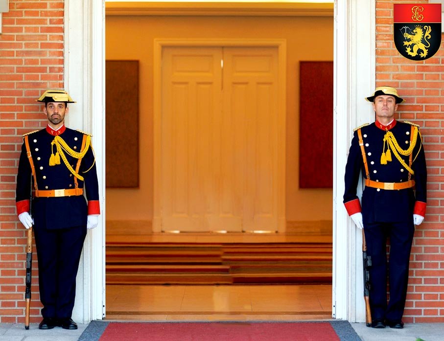 Agentes del Grupo Operativo de Seguridad (GOS) de la Guardia Civil custodiando acceso institucional en el Palacio de la Moncloa