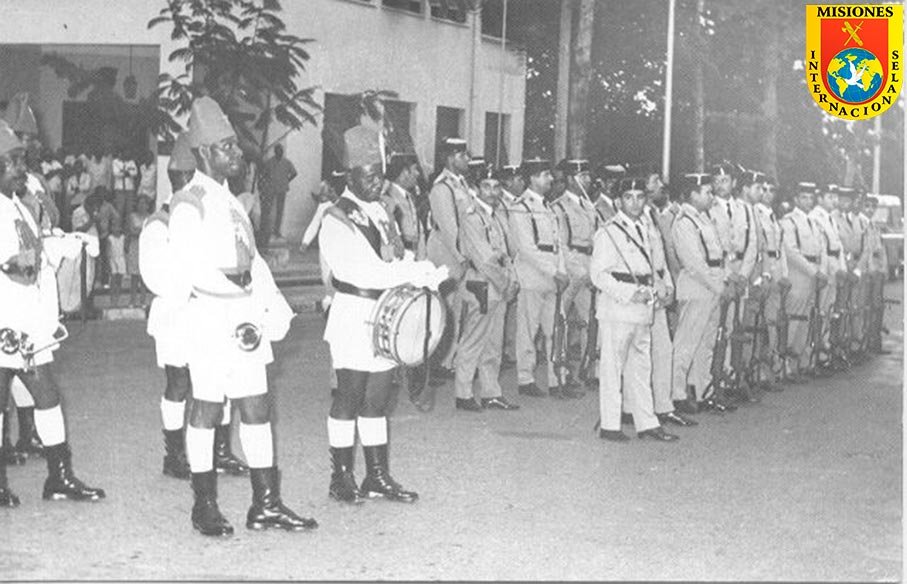 Formación de la Guardia Colonial en Santa Isabel, actual Malabo, en 1968