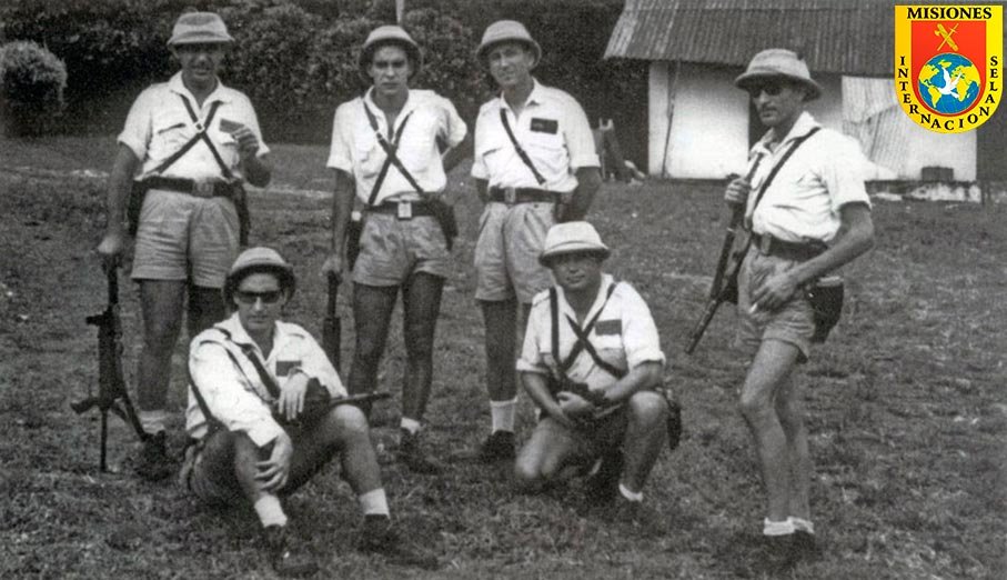 Patrulla de la Guardia Civil en Basakato, Guinea Ecuatorial, en 1968