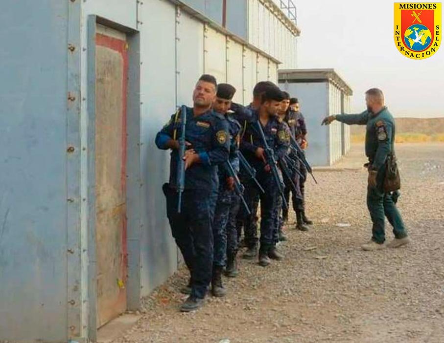 Guardia Civil del GAR impartiendo instrucción a fuerzas iraquíes en la base de Besmayah