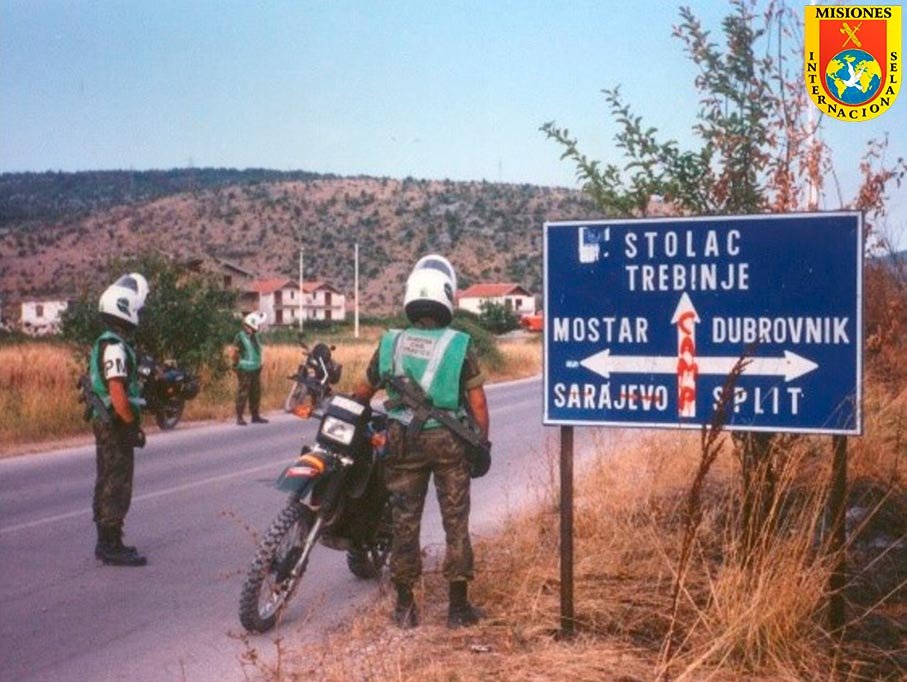 Guardias civiles desplegados en Bosnia realizando labores de control del tráfico militar durante la misión IFOR