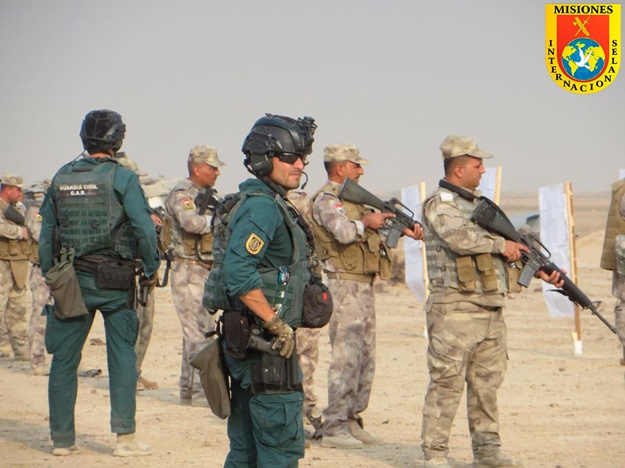 Guardias civiles del GAR formando a policías iraquíes durante una misión internacional en Irak
