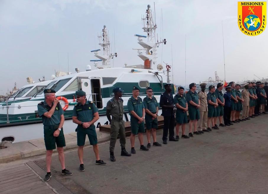Agentes de la Guardia Civil y miembros de las fuerzas de seguridad de Senegal durante una misión de cooperación internacional.