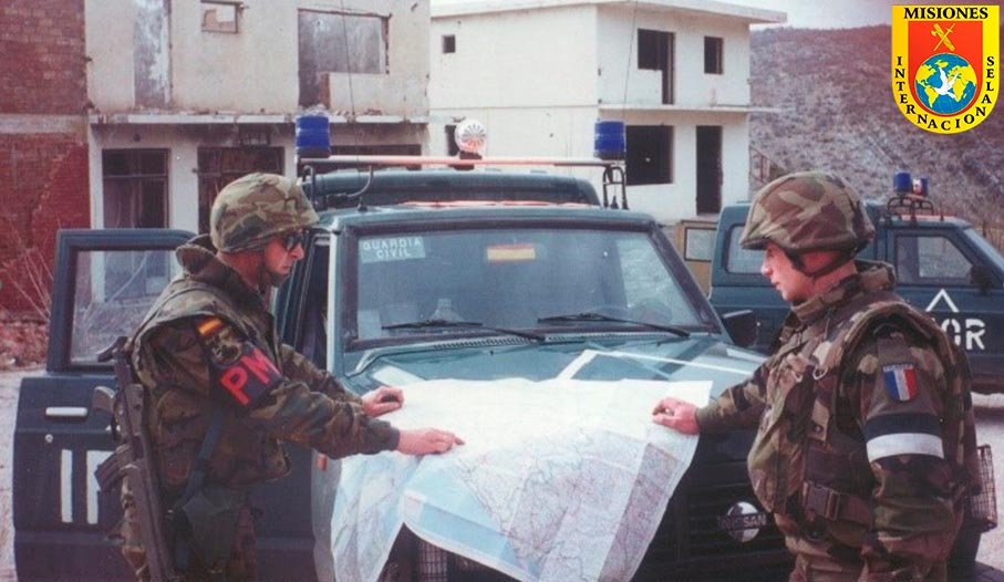 Guardia civil español junto a un gendarme francés de la IFOR consultando un mapa en Bosnia y Herzegovina