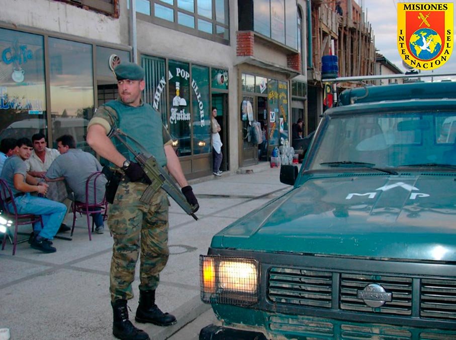 Guardia civil española desplegada en Kosovo realizando funciones de Policía Militar en la misión KFOR.