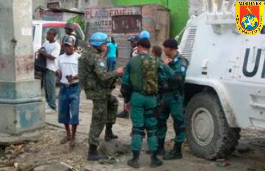 Guardias civiles desplegados en Haití junto a efectivos de Naciones Unidas durante la misión MINUSTAH